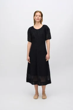 Minimum Dresses | Alice midi dress in broderie anglaise 4258 - Black