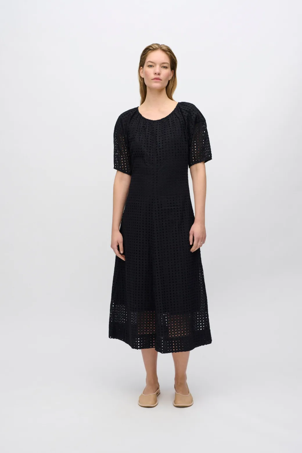 Minimum Dresses | Alice midi dress in broderie anglaise 4258 - Black