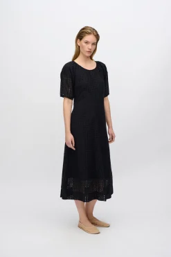 Minimum Dresses | Alice midi dress in broderie anglaise 4258 - Black