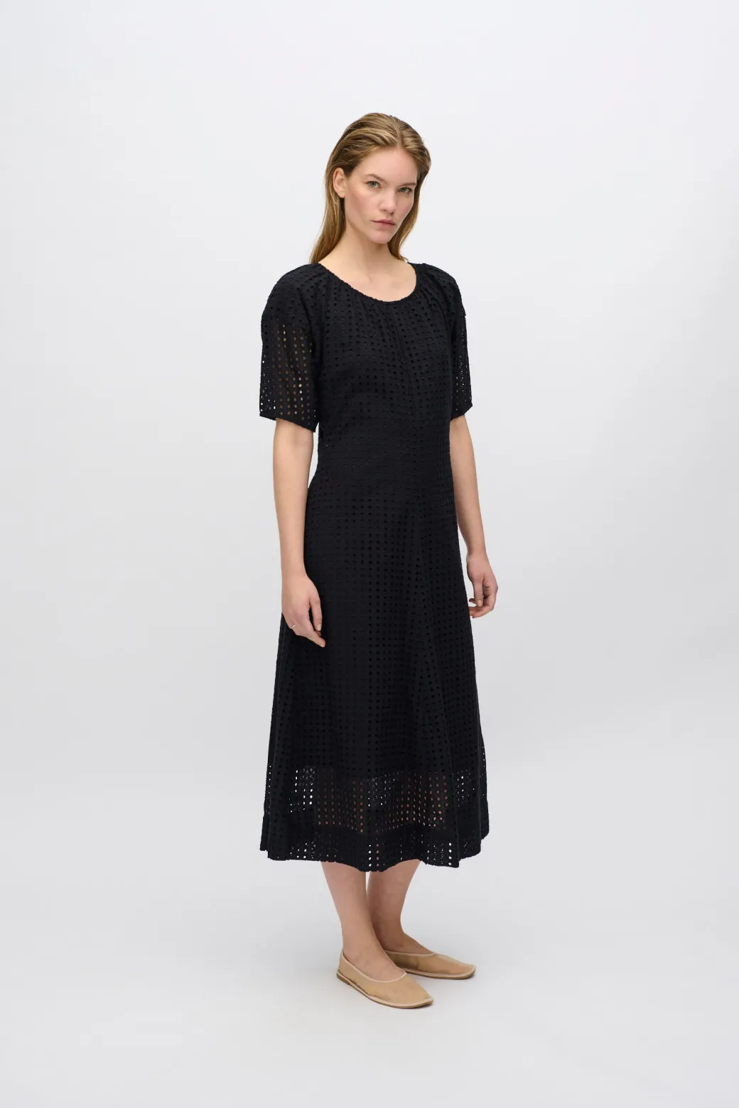 Minimum Dresses | Alice midi dress in broderie anglaise 4258 - Black
