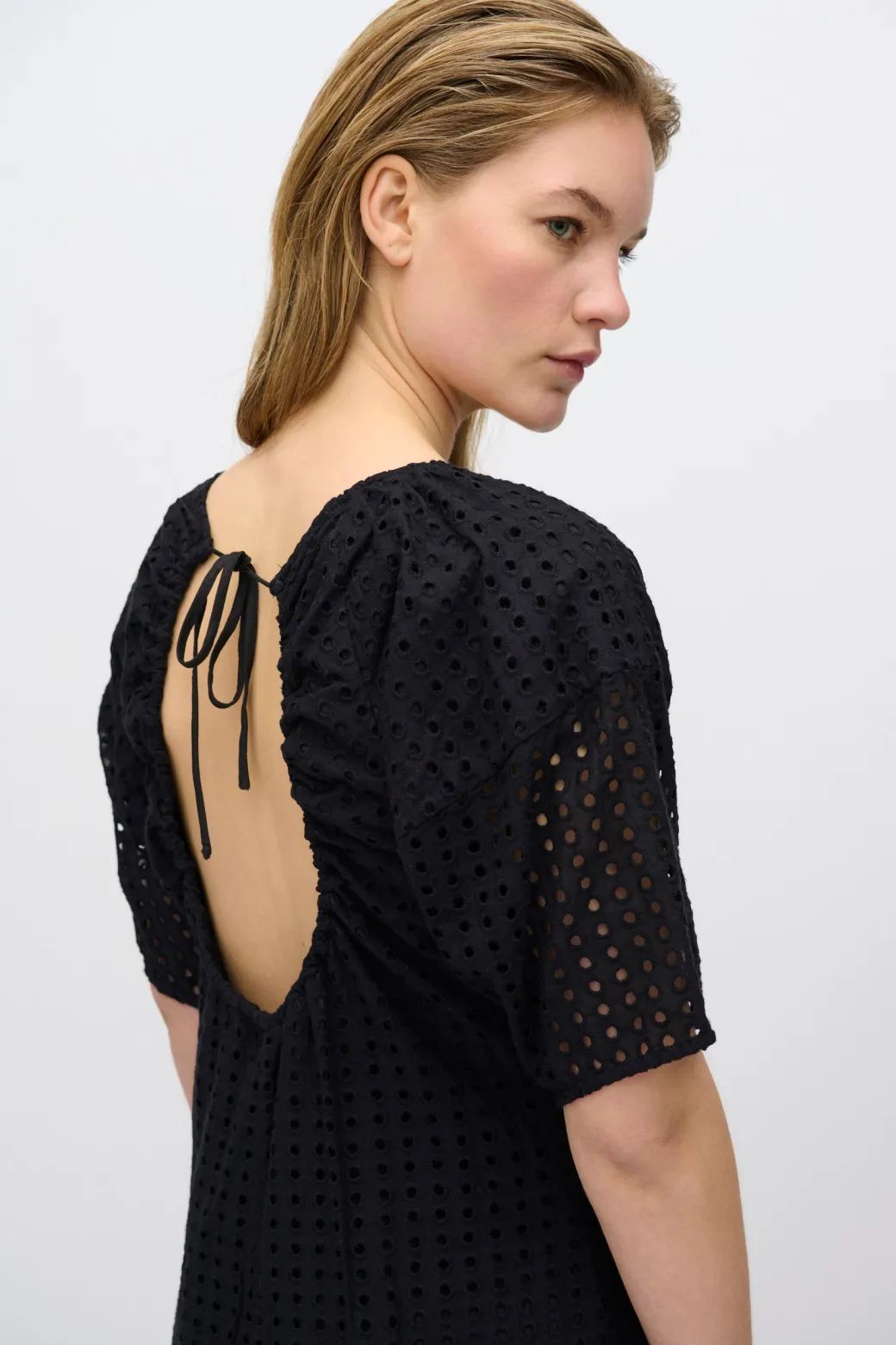 Minimum Dresses | Alice midi dress in broderie anglaise 4258 - Black