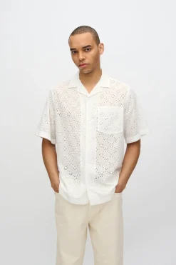 Minimum Shirts | Hayden relaxed short sleeved shirt in broderie anglaise 4295 - Coco Milk CocoMilk